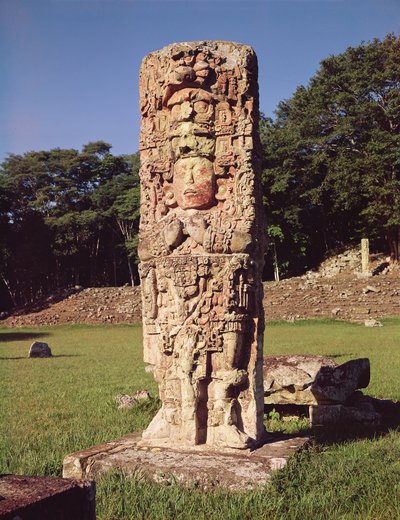 Stele eines Königs auf der großen Plaza von Mayan